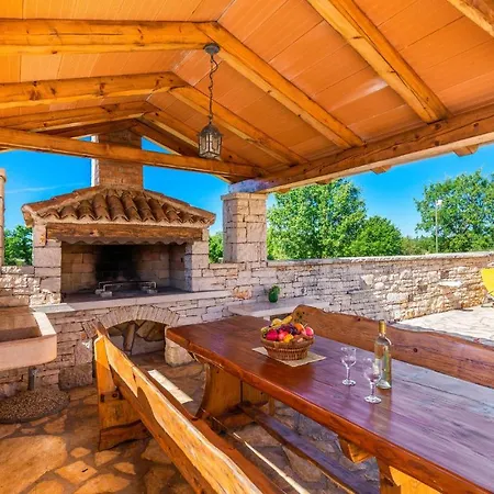 Cozy In Golubovo بيت للعطل Gajana