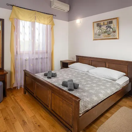 Ferienhaus Awesome Home In Golubovo With House Sea View *